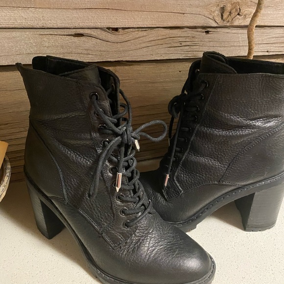 Buttery soft leather lace up booties Dolce Vita size 7 - Picture 2 of 4
